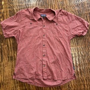 Men’s Patagonia red plaid shirt sleeve shirt. Gently worn. Size Large